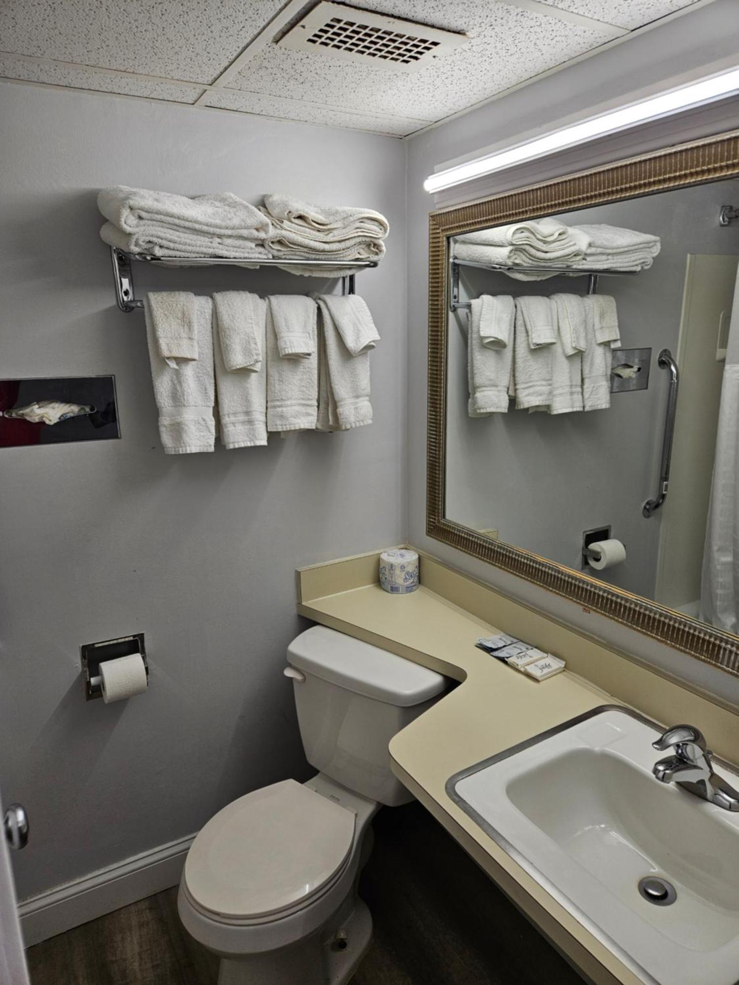 Center Street Value Inn Auburn Bagian luar foto