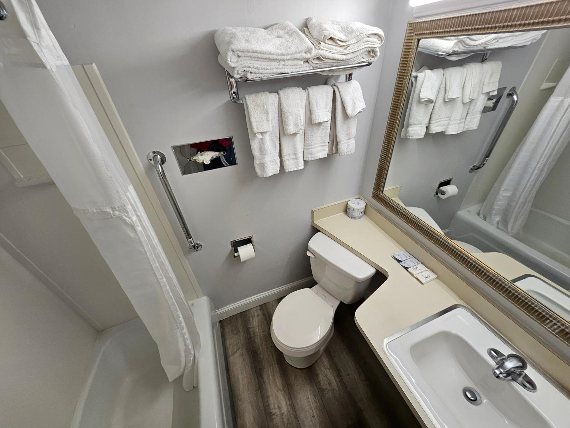 Center Street Value Inn Auburn Bagian luar foto